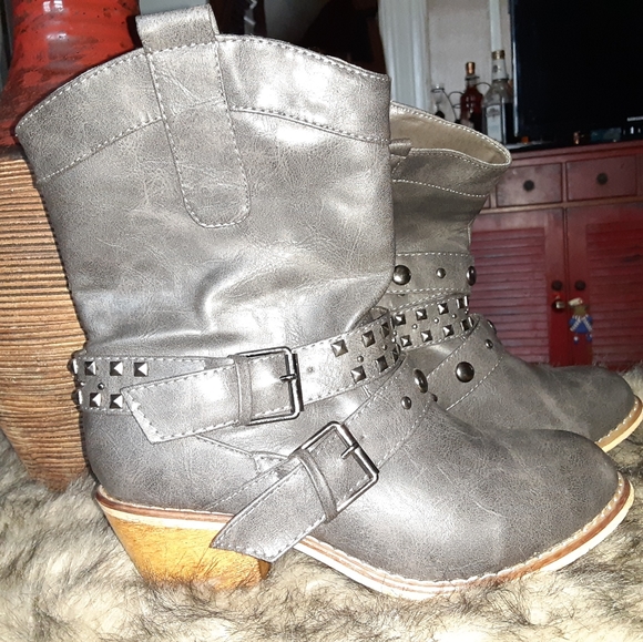 Shoes - Picture 3 of 4